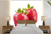Papier peint photo vinyle - Deux fraises scintillantes côte à côte largeur 220 cm x hauteur 220 cm - Tirage photo sur papier peint (disponible en 7 tailles)