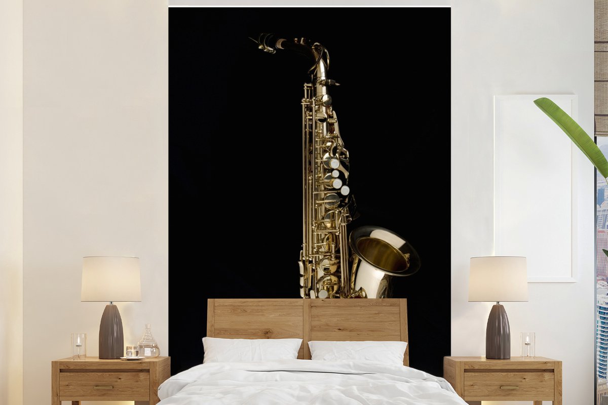 Behang - Fotobehang Saxofoon voor een zwarte achtergrond - Breedte 160 cm x hoogte 240 cm