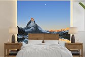 Behang - Fotobehang Matterhorn weerspiegeld bij de Riffelsee bij zonsopgang in Zwitserland - Breedte 280 cm x hoogte 280 cm