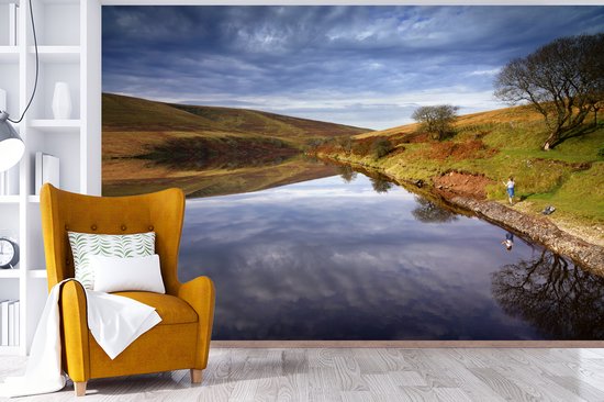Behang - Fotobehang De Black Mountains in het Nationaal park Brecon Beacons met een donkere hemel - Breedte 600 cm x hoogte 400 cm