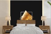 Behang - Fotobehang Gouden verfstrepen op een zwarte achtergrond - Breedte 300 cm x hoogte 300 cm