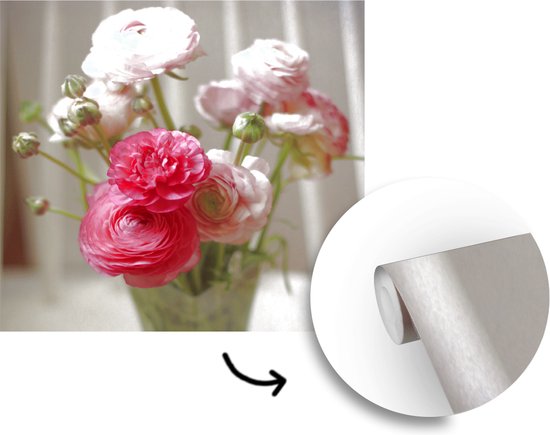 Papiers peints en vinyle - Renoncules roses sur fond flou largeur 220 cm x hauteur 220 cm - Tirage photo sur papier peint (disponible en 7 tailles)