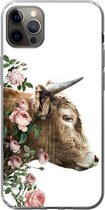 Geschikt voor iPhone 12 Pro Max hoesje - Schotse hooglander - Koe - Bloemen - Siliconen Telefoonhoesje