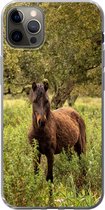 Geschikt voor iPhone 13 Pro Max hoesje - Paard - Bos - Gras - Siliconen Telefoonhoesje