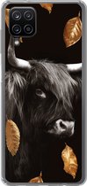 Geschikt voor Samsung Galaxy A12 hoesje - Schotse hooglander - Bladeren - Goud - Zwart - Siliconen Telefoonhoesje