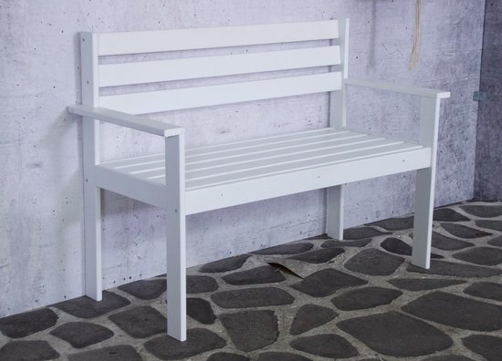 Witte houten tuinbank met rugleuning en armleuningen, staand op een ondergrond van grijze stenen.