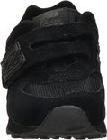 Vooraanzicht van een zwarte New Balance sneaker met klittenbandsluiting.