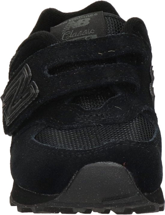 Vooraanzicht van een zwarte New Balance sneaker met klittenbandsluiting.