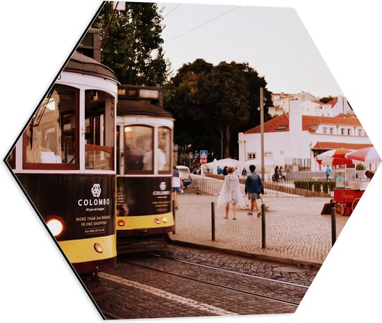 Dibond Hexagon - Rijdende Tram - Portugal - 50x43.5 cm Foto op Hexagon (Met Ophangsysteem)