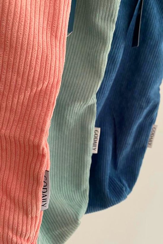 Trois sacs en velours côtelé corail, vert clair et bleu.