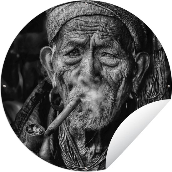 Tuincirkel Portret van pijp rokende man met verweerd gezicht in zwart-wit - 60x60 cm - Ronde Tuinposter - Buiten