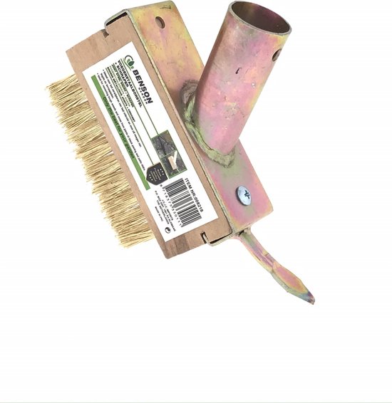 Onkruidborstel met houten blok, messing borstelharen en metalen steelhouder en haak.