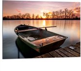 WallClassics - Dibond - Veroeste Vissersboot op het Water met Zonsondergang - 100x75 cm Foto op Aluminium (Met Ophangsysteem)