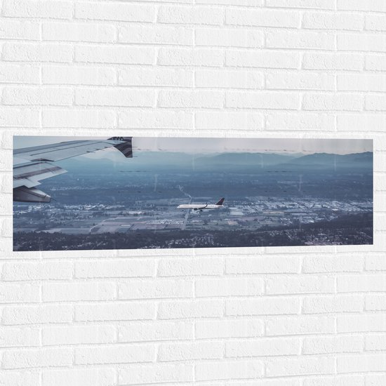 WallClassics - Muursticker - Twee Vliegtuigen vlak boven het Land - 120x40 cm Foto op Muursticker