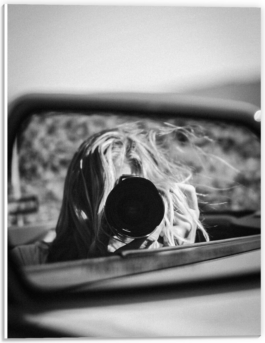 PVC Schuimplaat- Fotograaf in Autospiegel (zwart-wit) - 30x40 cm Foto op PVC Schuimplaat
