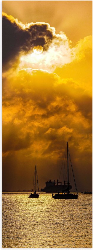 Poster (Mat) - Wolken met Zon boven Zeilschepen op de Zee - 20x60 cm Foto op Posterpapier met een Matte look