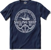 Sailing Trough A New World | Wind zeilen - Boot - Zeilboot - T-Shirt - Unisex - Navy Blue - Maat L