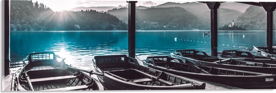 WallClassics - Acrylglas - Schepenverhuurder aan Prachtig Meer met Bergen - 60x20 cm Foto op Acrylglas (Met Ophangsysteem)