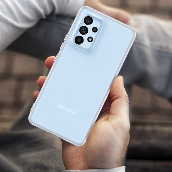 Hand van een persoon die een lichtblauwe Samsung telefoon vasthoudt in een transparante hoes.