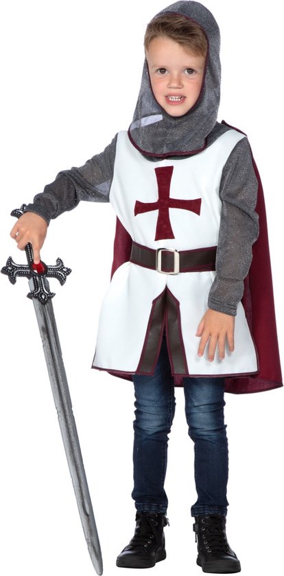 Garçon avec épée en costume de chevalier avec capuche en cotte de mailles, tunique blanche à croix rouge et cape rouge.