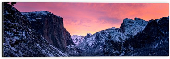 Dibond - Gebergte vol Sneeuw met Roze Lucht - 60x20 cm Foto op Aluminium (Met Ophangsysteem)
