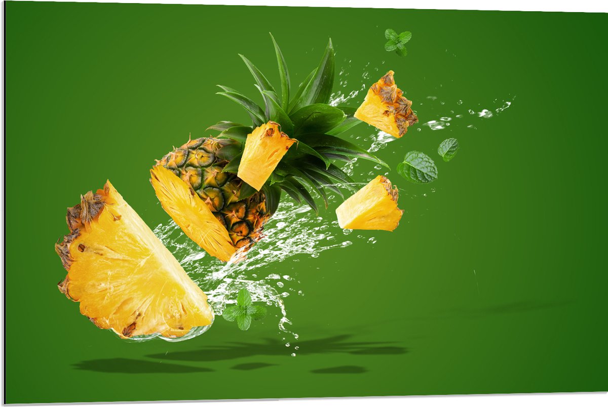 Dibond - Gele Ananas in Stukken tegen Groene Achtergrond - 90x60 cm Foto op Aluminium (Met Ophangsysteem)