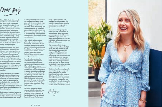 Vrouw in blauwe jurk lacht en staat naast een muur