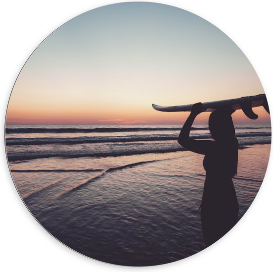 Dibond Muurcirkel - Silhouet van Surfer met Bord op Hoofd bij Zonsondergang - 100x100 cm Foto op Aluminium Muurcirkel (met ophangsysteem)