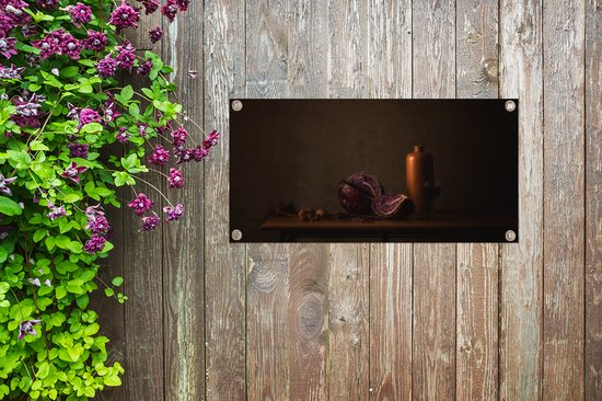 Une peinture d'un chou rouge, cassé, avec une bouteille et un verre sur une table en bois, sur une clôture en bois.