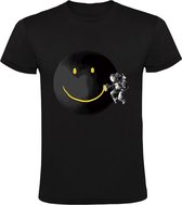 Astronaut met graffiti Heren T-shirt | smiley | smile | glimlach | vrolijk | blij | space | ruimte | ruimtevaart