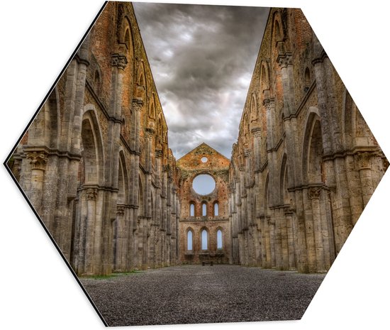 WallClassics - Dibond Hexagon - Klooster in Italië - De abdij van Saint Galgano - 50x43.5 cm Foto op Hexagon (Met Ophangsysteem)