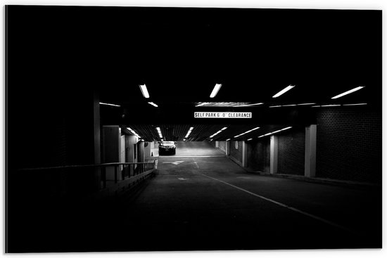 WallClassics - Dibond - Pakeergarage - Zwart Wit - 60x40 cm Foto op Aluminium (Met Ophangsysteem)