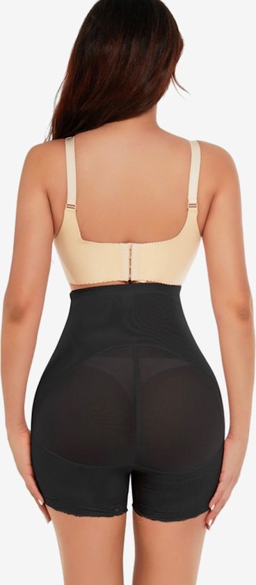 Achterkant van een vrouw in zwarte corrigerende short met hoge taille, doorschijnend netmateriaal op de billen.
