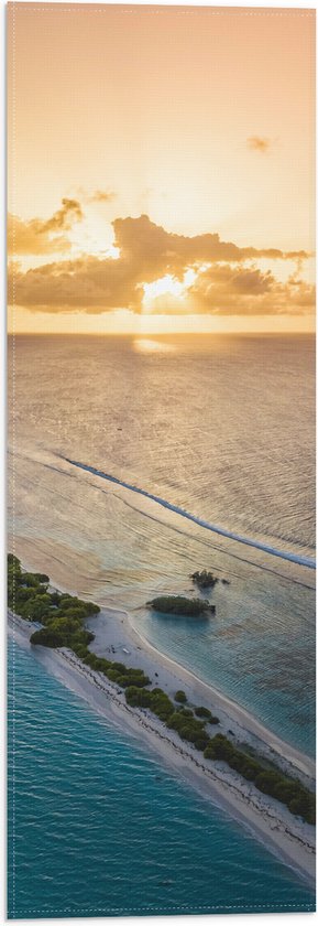 WallClassics - Vlag - Zandbank op het Midden van de Zee bij Oranje Lucht - 20x60 cm Foto op Polyester Vlag