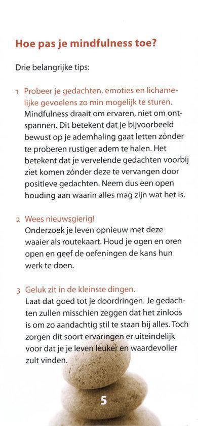 Stapel van vier ronde, platte stenen, met nummer 5 op de onderste steen.