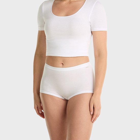 Model draagt witte crop top en witte short.