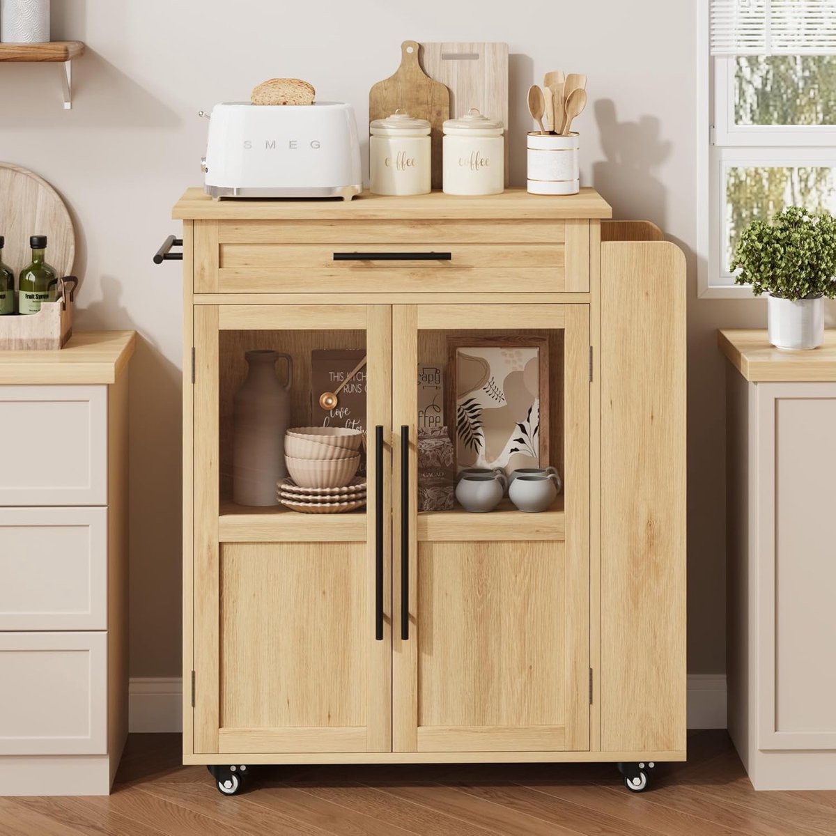 Servieskast - Keukeneiland - 24" Farmhouse-keukeneiland op wieltjes - Retro verrijdbaar karretje met glazen kastdeur - 4-laags kruidenrek & handdoekhaken - 88×60×38 cm - Houtkleur