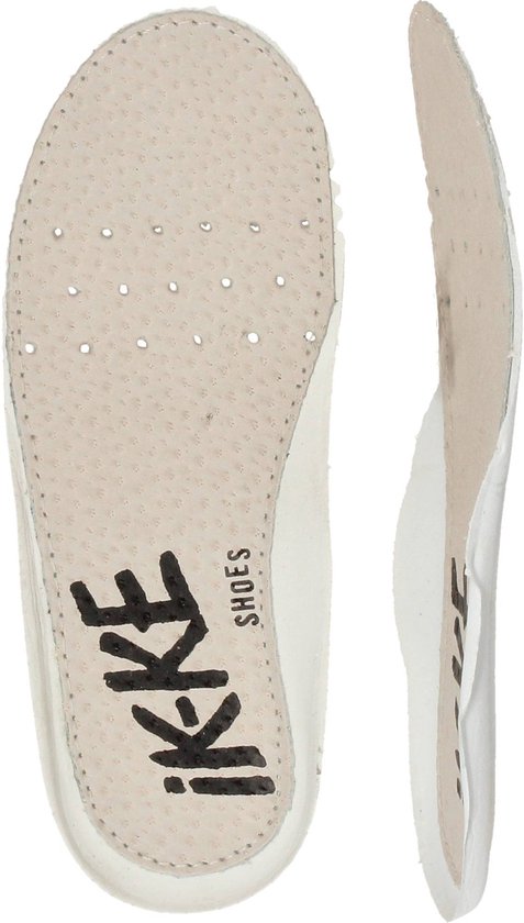 Witte schoenenzolen met perforaties en 'IKKE SHOES' in zwarte letters.