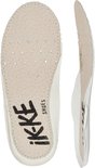 Witte schoenenzolen met perforaties en 'IKKE SHOES' in zwarte letters.