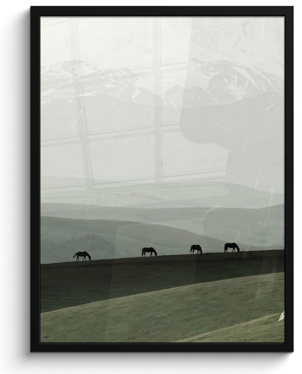 FrameYourWall Poster in lijst - Fotolijst 60x80 cm - Posters - Grijs - Berg - Paarden - Posterlijst zwart - Decoratie - Wanddecoratie woonkamer - Muurdecoratie slaapkamer