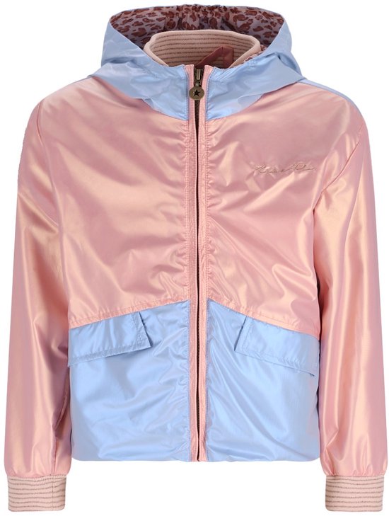 Coupe-vent rose et bleu clair à capuche. La veste a une doublure léopard, deux poches à rabat et des poignets élastiques.