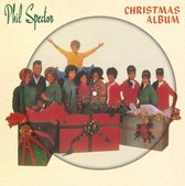 De cover van Phil Spector's kerstalbum met een groep zangers en zangeressen achter kerstcadeaus.