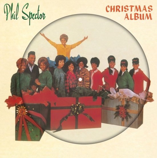 De cover van Phil Spector's kerstalbum met een groep zangers en zangeressen achter kerstcadeaus.