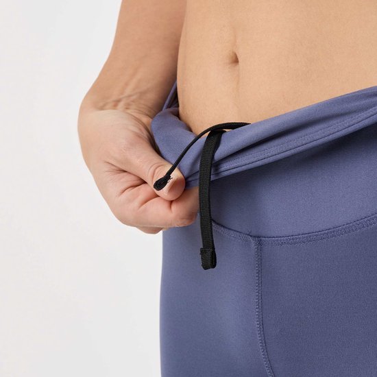 Paarse legging met een zwart trekkoord aan de tailleband.