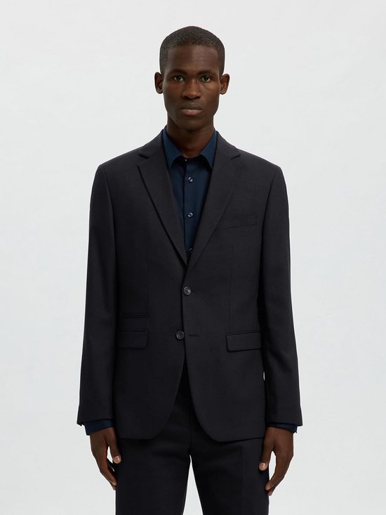 Man in donkerblauw colbert met donkerblauwe blouse.