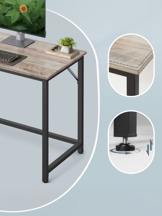 Bureau met een lichtbruin houten blad en zwart metalen frame. Close-up van de hoek en een verstelbare poot.