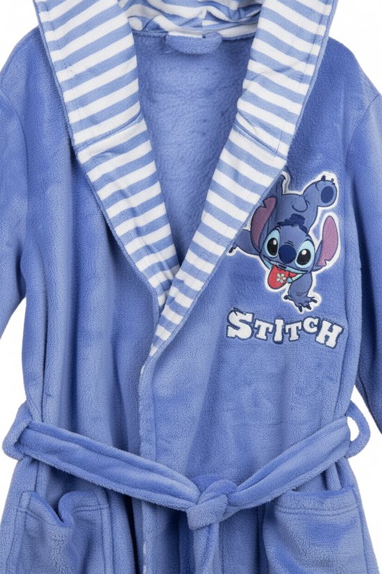Lichtblauwe badjas met capuchon, afgezet met wit-blauwe strepen, met een Stitch-opdruk en de tekst "Stitch".