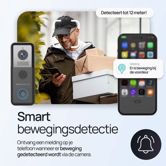 Man met pakket kijkt op telefoon, naast de Protectly deurbel met camera. Melding "Er is beweging bij de voordeur".