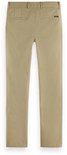 Achterkant van een beige chino, plat gelegd, met twee steekzakken en een logo.
