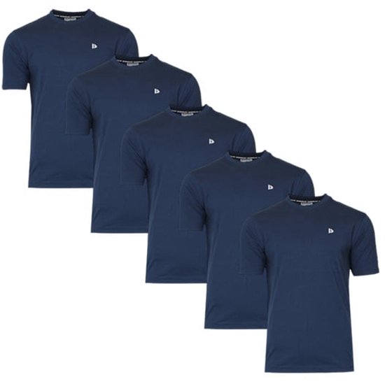 Cinq t-shirts bleu marine unis avec un petit logo blanc sur la poitrine.